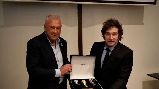 Las fotos de la visita de Milei a la Conmebol donde lo recibió Nery Pumpido