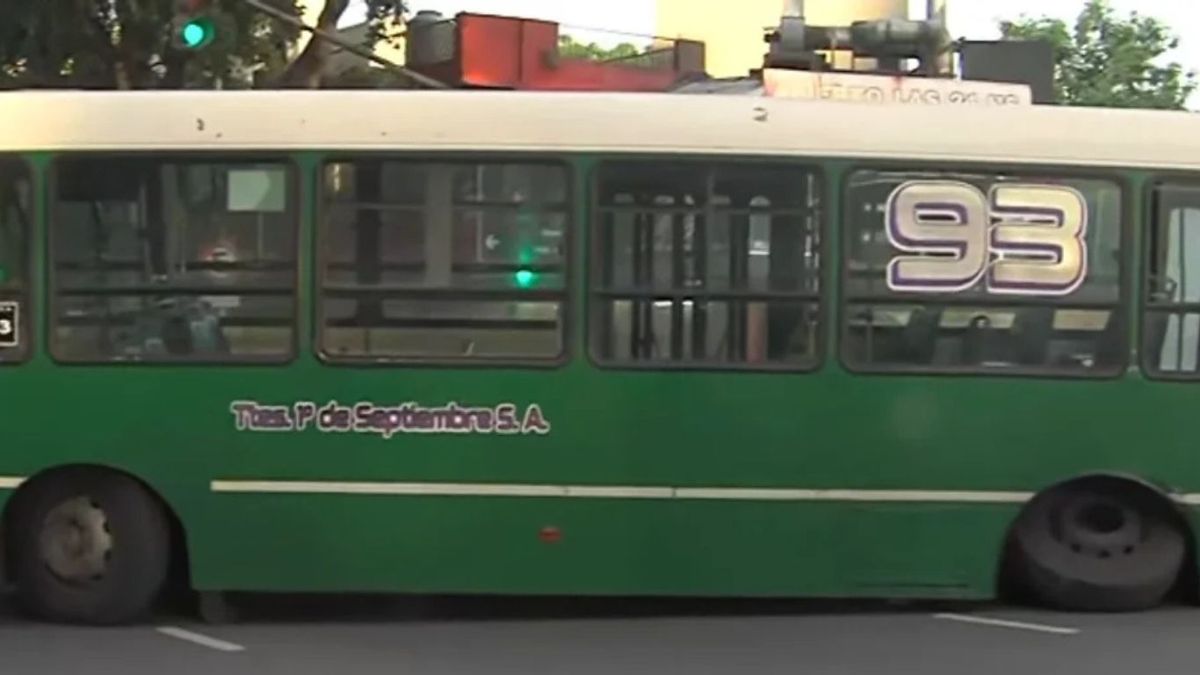 El increíble accidente de un colectivo de la línea 93 que perdió dos ruedas en plena avenida.
