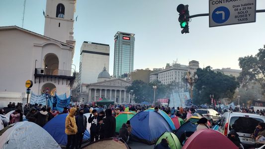 Continúa el acampe de Unidad Piquetera en Plaza de Mayo: hoy marchan a Desarrollo Social