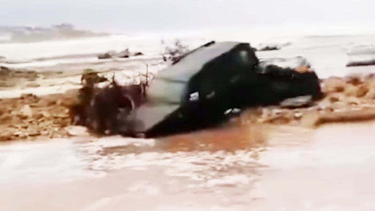 El mediterráneo tiene autos dejados por las corrientes de agua tras las inundaciones en Libia. (Foto: Captura de TV)