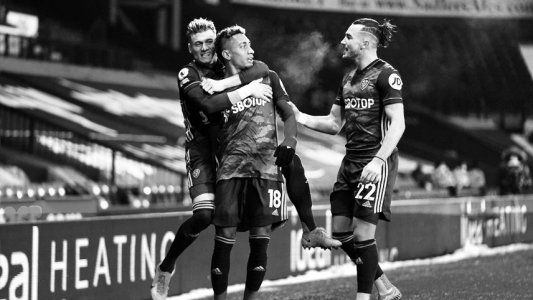 Tres golazos, uno en contra insólito y uno de rebote para el 5-0 de Leeds ante West Bromwich como visitante