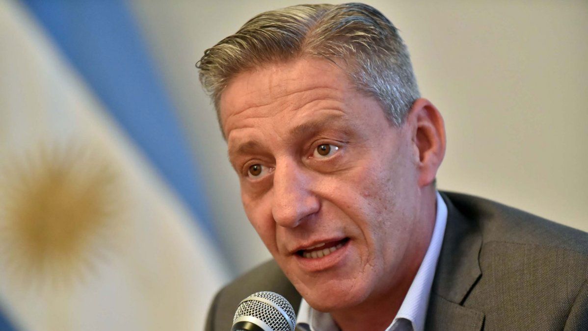 Pese a la crisis, el gobernador de Chubut quiere aumentarse 100% el sueldo