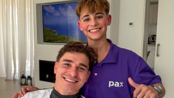Tiene 14 años y cumplió su sueño: viajó a Madrid y le cortó el pelo a Julián Álvarez