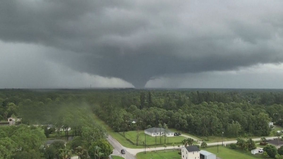 Uno de los tantos tornados que azotaron el paso del huracán Milton por la Florida. (Foto: Captura de TV)