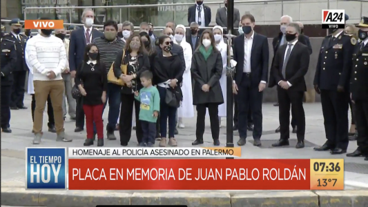 Colocaron una placa en memoria de Juan Pablo Roldán, el policía asesinado hace un mes en Palermo