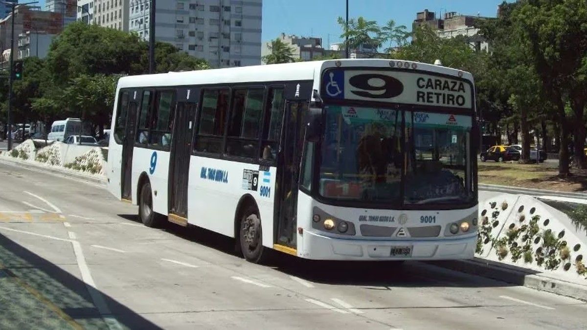 Cómo llegar a Club Atlético Independiente de Burzaco en Almirante Brown en  Colectivo o Tren?