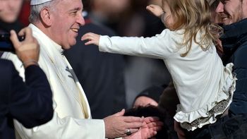 El papa Francisco cuestionó a quienes no quieren tener hijos: Tienen perros y gatos que ocupan ese lugar