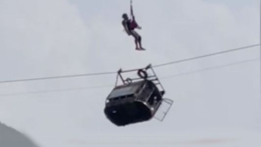 Dramático intento de rescate de chicos atrapados en el aire en un teleférico de Pakistán