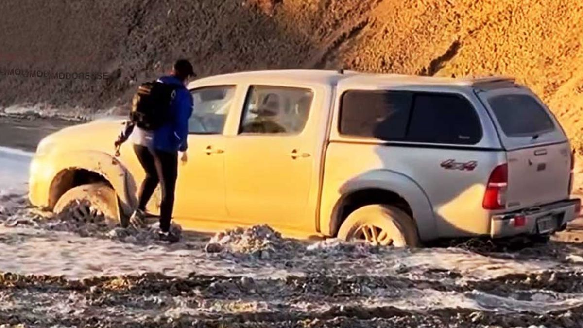 El jefe de la Unidad Regional de Comodoro Rivadavia, Lucas Cocha, explic&oacute; que &ldquo;la camioneta estaba lejos tanto de la costa como de la ruta, literalmente en el medio de la nada&rdquo;.