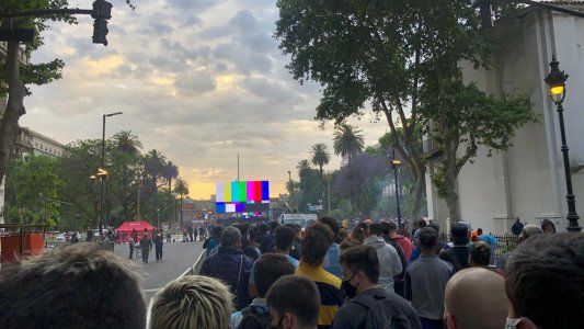 Dos horas y media de espera, para (no) despedirlo en apenas diez segundos: la crónica de una vigilia maradoniana