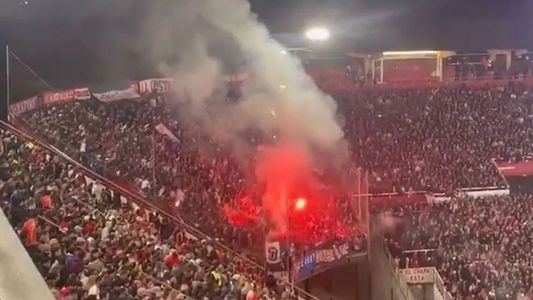 Locura en La Plata: hinchas de Nacional tiraron bengalas a la tribuna de Estudiantes
