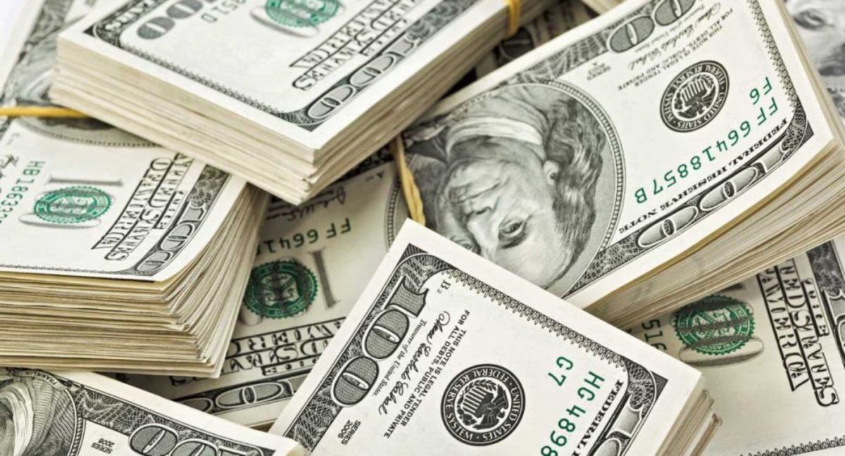 Con el control de cambios en marcha y tras un alza inicial, el dólar baja y se vende a $57 en el Nación