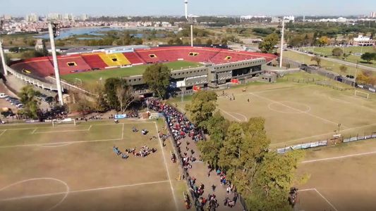 Video: así fue la clausura al club Deportivo Español, que dejó 24 detenidos, drogas y armas secuestradas