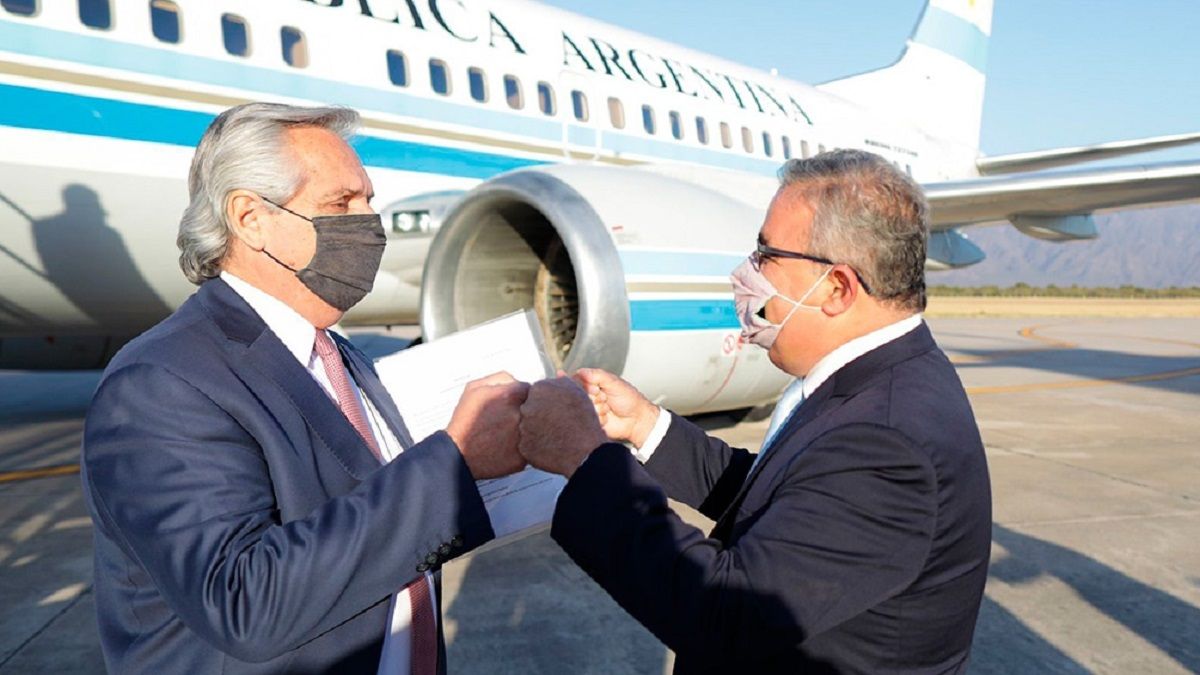 El presidente fue recibido en Catamarca por el gobernador Raúl Jalil. (Foto: Télam)