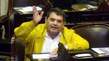 Insólito: un candidato de Javier Milei al Parlasur sortea 100 dólares por día hasta las PASO