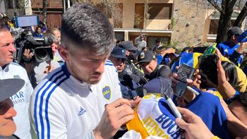 Agustín Rossi firmó autógrafos en la puerta del hotel donde se aloja Boca en Salta. Agustín Rossi firmó autógrafos en la puerta del hotel donde se aloja Boca en Salta.