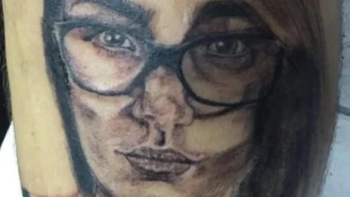 Se tatuó la cara de una actriz porno, la cosa no salió del todo bien y la protagonista lo ridiculizó