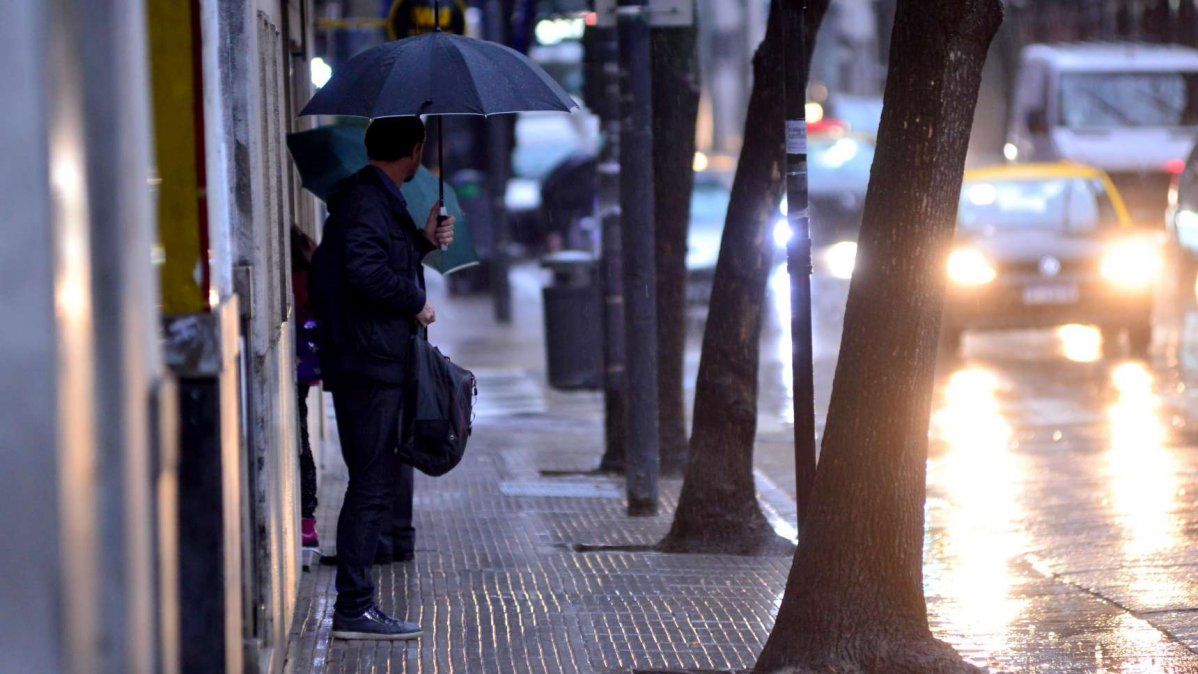 Fuerte temporal de lluvia y ráfagas de viento en la Ciudad