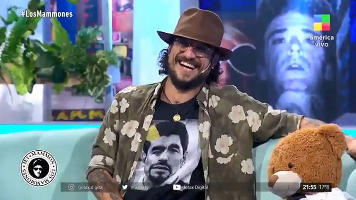 Daniel Osvaldo acompa&ntilde;ado por Gianinna Maradona a Los Mammones, no s&oacute;lo se le declar&oacute; en vivo sino que se emocion&oacute; al recordar a Diego Maradona y el d&iacute;a que lo conoci&oacute;.&nbsp;