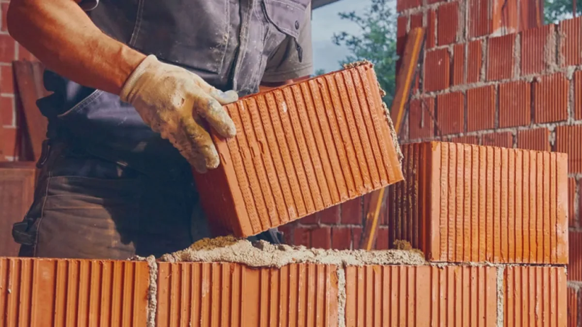 La elección entre ladrillo común y hueco depende del tipo de construcción y de las características que se busquen para cada pared.