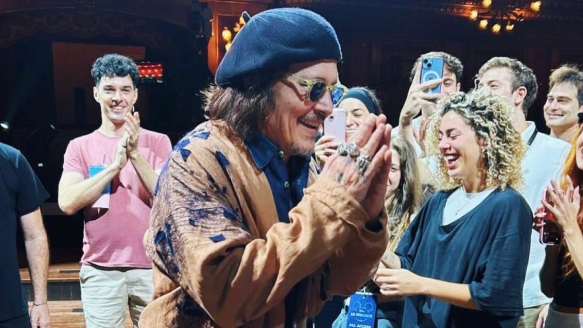 Johnny Depp en Argentina: furor por su visita inesperada al Teatro Colón y el encuentro con los fans.