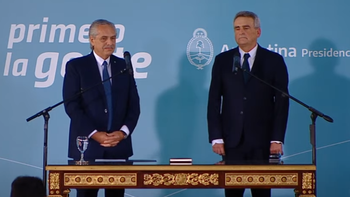 Alberto Fernández le tomó juramento a Agustín Rossi y es el nuevo jefe de Gabinete. (Captura)
