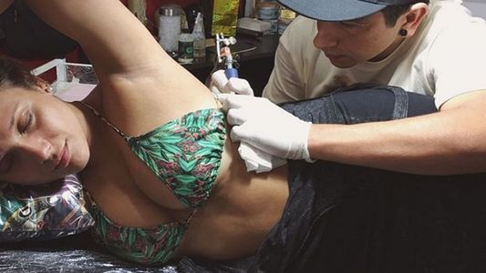 Barbie Vélez se tatuó en la misma zona en la que Fede Bal se hizo los labios