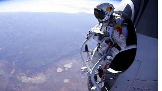 Baumgartner se arrojó desde la estratósfera y rompió la barrera del sonido