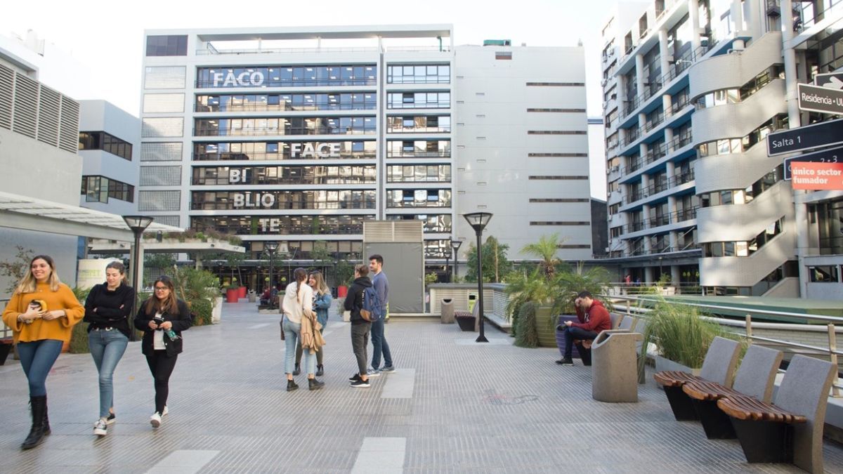 El llamativo código de vestimenta que impone una reconocida universidad: No usar polleras ni...