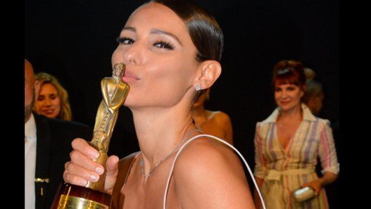 Pampita le dedicó el premio a sus hijos y se emocionó por Blanquita