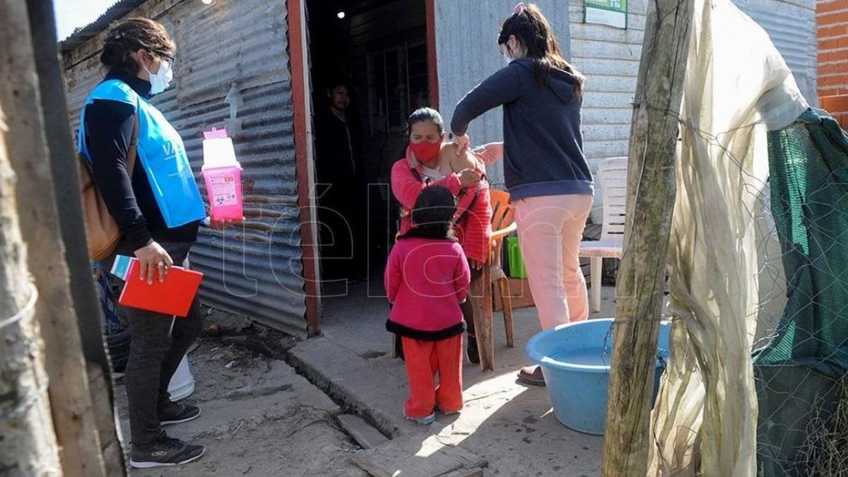 El Gobierno de la Provincia realiza jornada de vacunación itinerante en zonas de menor acceso a la salud (Foto: Télam)