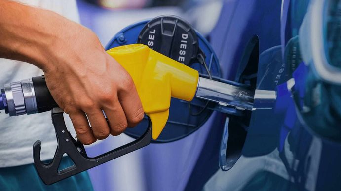 El Gobierno postergó la suba de los impuestos a los combustibles para contener el impacto en surtidores