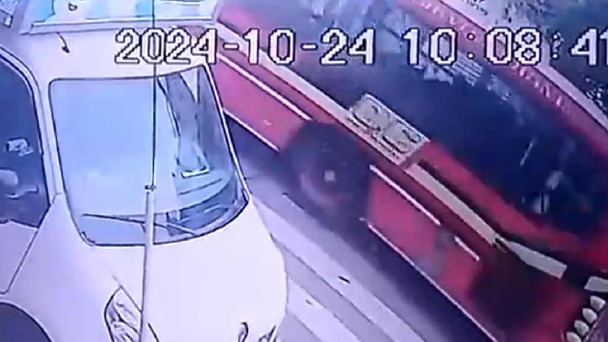 La víctima cruzaba correctamente la calle cuando fue embestida. Foto: captura de video.&nbsp;
