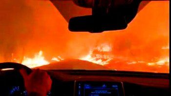 Escape bajo fuego: un video muestra cómo un automovilista huye desde dentro de un incendio
