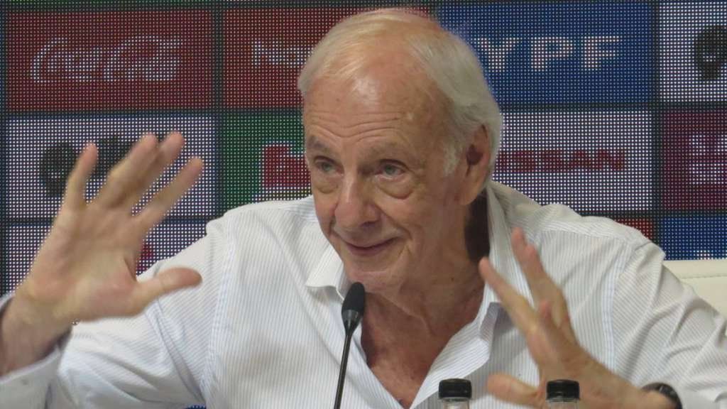 Detuvieron al hijo de César Luis Menotti en el aeropuerto de Ezeiza