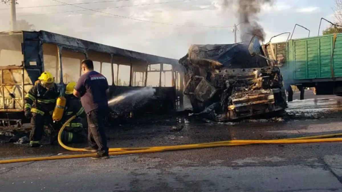 Impactantes imágenes del accidente entre elmicro y el camión. 