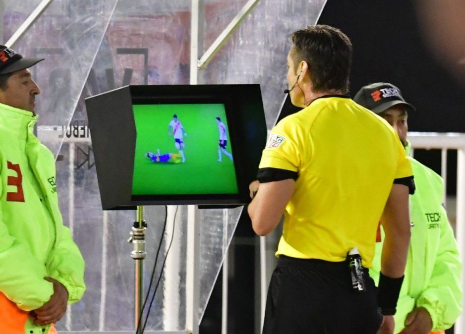 Copa Libertadores: se conocieron los audios del VAR que decidieron el penal para River y la expulsión de Capaldo