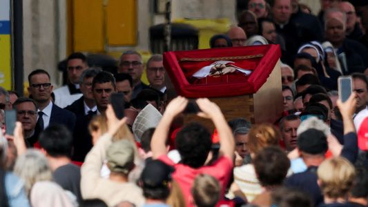 El Vaticano reveló la foto de la tumba del papa Francisco: el misterio de quién pagó los gastos