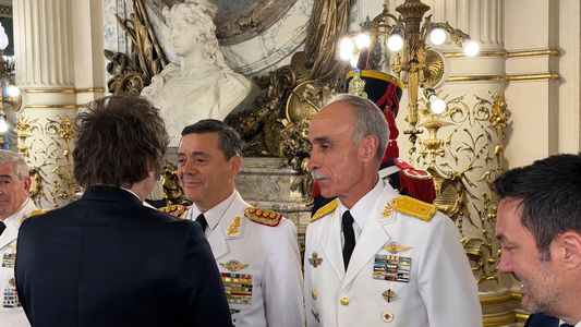 Javier Milei se mostró por primera vez con el próximo ministro de Defensa en un acto en Casa Rosada