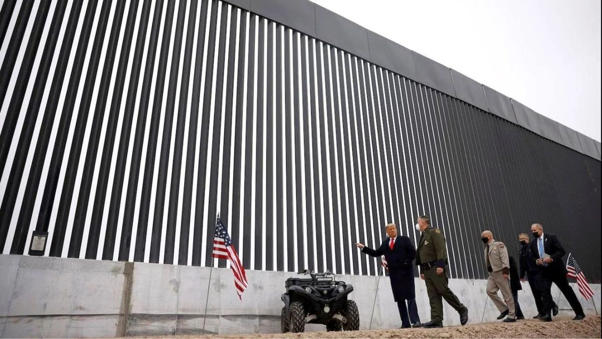 Donald Trump visita el muro de la frontera con México. Tuvo una idea extraña para hacer más difícil poder cruzarlo. (Foto: Reuters)&nbsp;