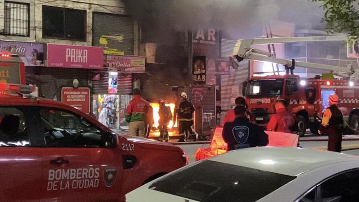 Incendio en un depósito en Flores: el fuego alcanzó a otros comercios y hay peligro de derrumbe. (Foto: Twitter)