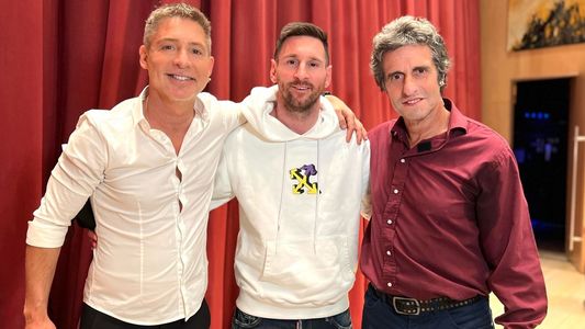 Lionel Messi en la calle Corrientes: fue al teatro a ver la obra de Adrián Suar y Diego Peretti