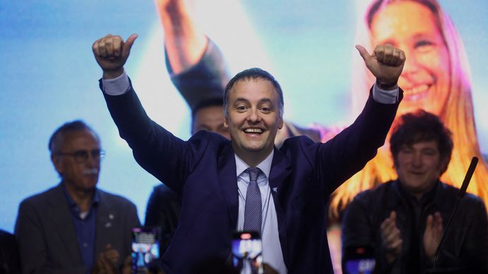 Manuel Adorni confirmó que asumirá como legislador de CABA y denunció una noticia fake en vivo
