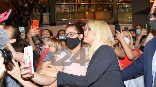 El gesto de Wanda Nara con la persona que le pidió trabajo durante la apertura de su local