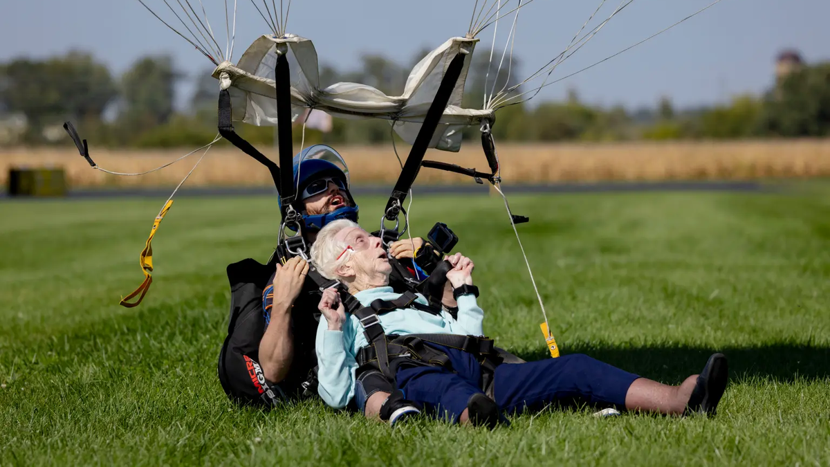 Se tir&oacute; por paraca&iacute;das a los 103 a&ntilde;os, el resultado asombr&oacute; a todos pero la tristeza no tard&oacute; en llegar