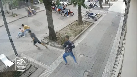 Chaco: impactante robo piraña a tres jóvenes con 15 motos y al menos 30 delincuentes