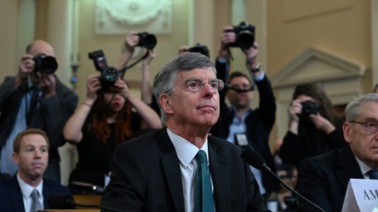 Conmoción en EE.UU por el testimonio de un diplomático que complica a Trump