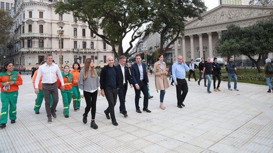 Rodríguez Larreta inauguró la renovación de la Plaza de Mayo y se defendió de las críticas por las vallas