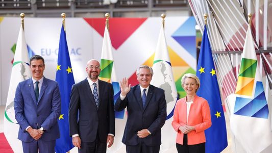 Cumbre UE-CELAC: mientras Massa negocia con el FMI, Alberto Fernández volvió a criticar al organismo en un discurso ante jefes de Estado europeos