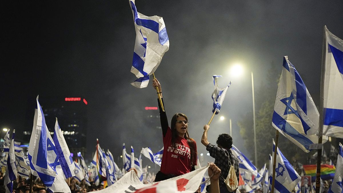 Israelíes opuestos a la reforma judicial que pretende implementar el primer ministro Benjamin Netanyahu bloquean una carretera momentos después de que el mandatario despidió a su ministro de Defensa